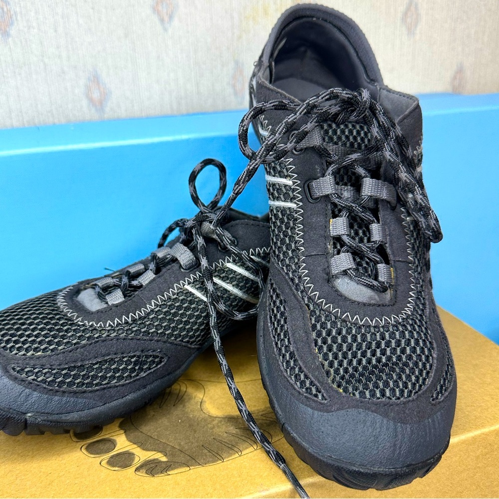 MERRELL -Pace Glove Barefoot Athletic Cross-Training, Trail Running Gray Shoe.